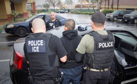 双语：美国已有数百非法移民被捕！