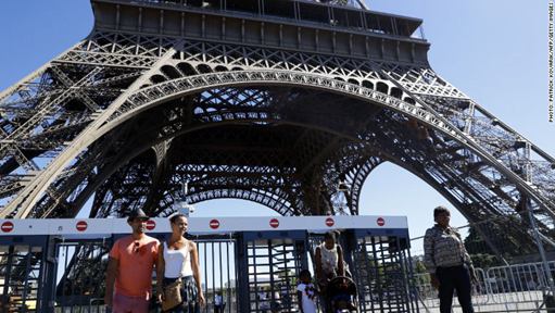 双语：巴黎埃菲尔铁塔建防护玻璃墙