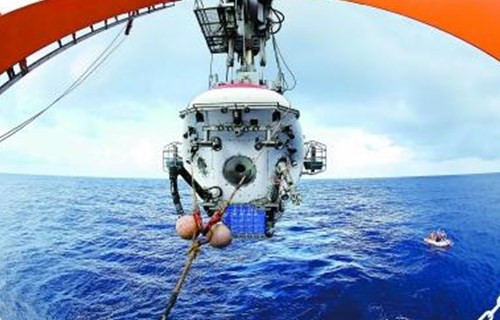 蛟龙号在中国南海完成第四次深潜_最新英语新闻