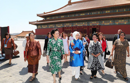 “一带一路”各国领导夫人参观故宫 彭妈妈的衣服又亮了！