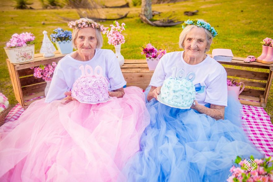 美哭！100岁双胞胎姐妹一起过生日