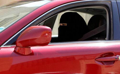 沙特解禁女性驾车 明年有望自己开车上路