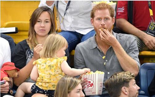 哈里王子看球赛被2岁女孩