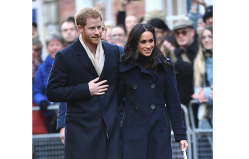 哈里王子与未婚妻首次共同出席王室活动_英语新闻