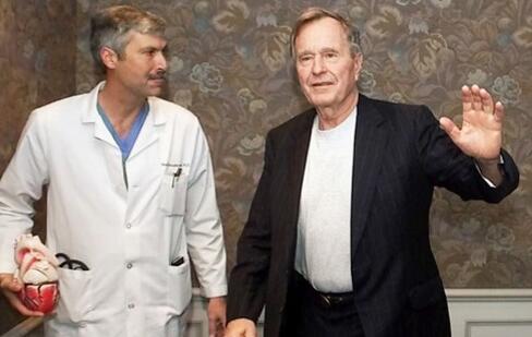 美国前总统老布什的心脏病医生上班路上被枪杀（双语）