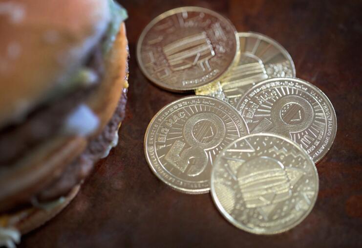 麦当劳首推限量版纪念币！为了纪念巨无霸的人！（图）
