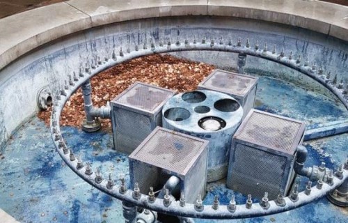 英国艺术家喷泉里放10万枚硬币测人性 1天被偷光__双语新闻