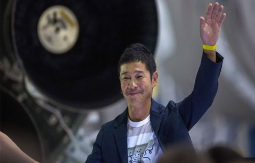 日本人乘SpaceX火箭月球之旅_英语新闻