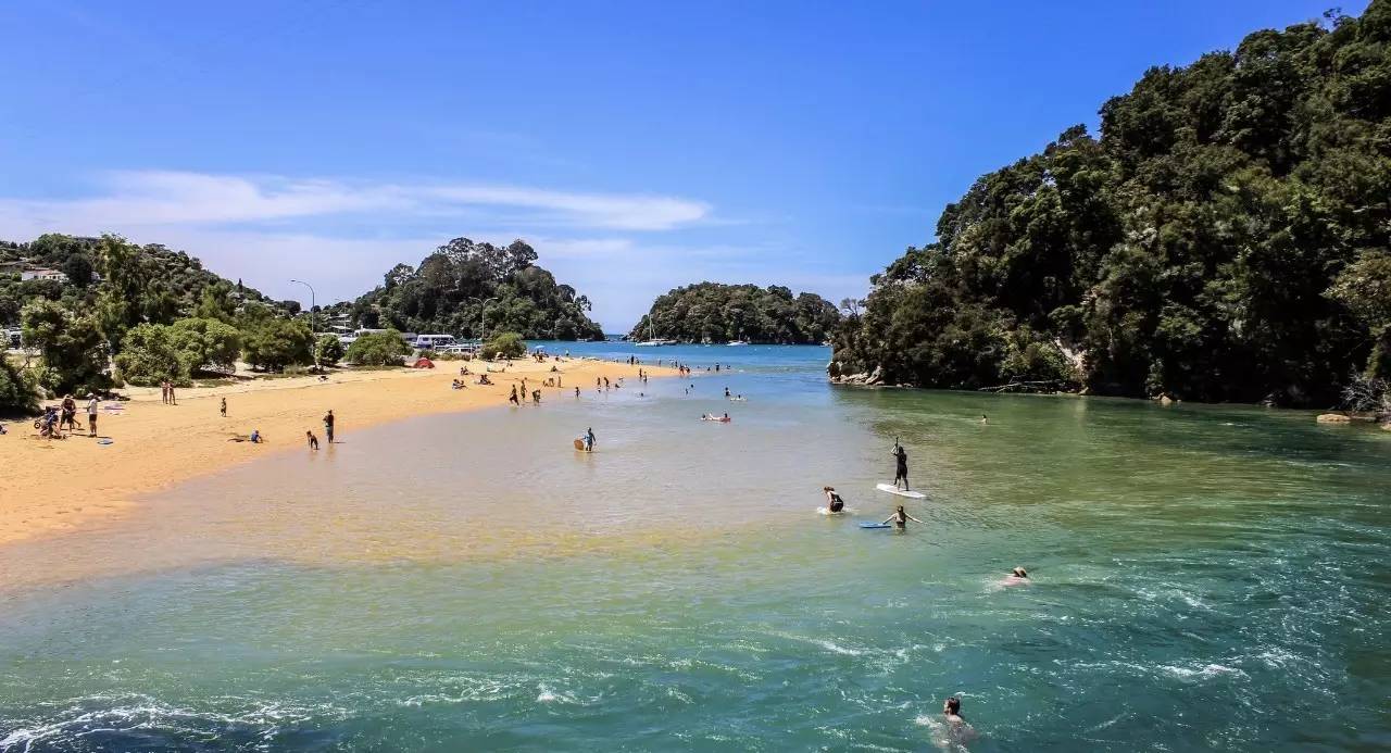 新西兰留学旅游休闲好去处:特色海滩